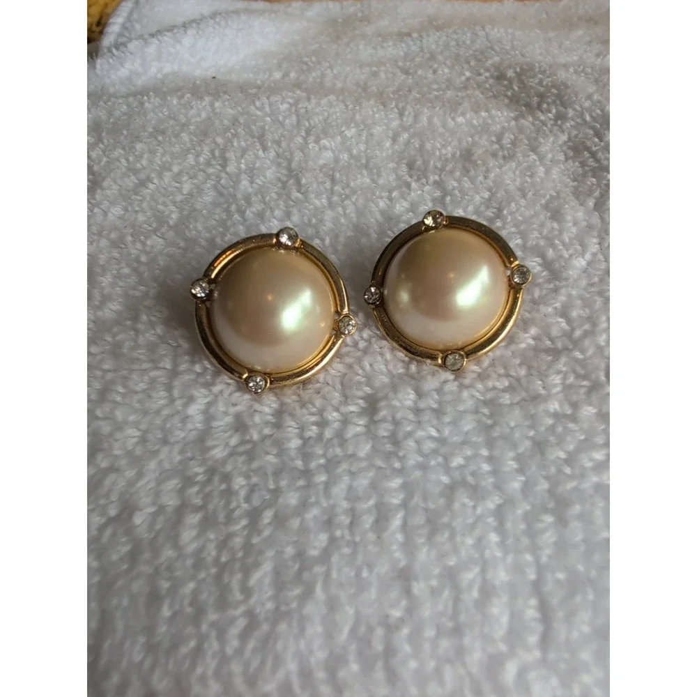 VINTAGE RICHELIEU SIGNED GOLG TONE FAUX PEARLS‎ STUD EARRINGS